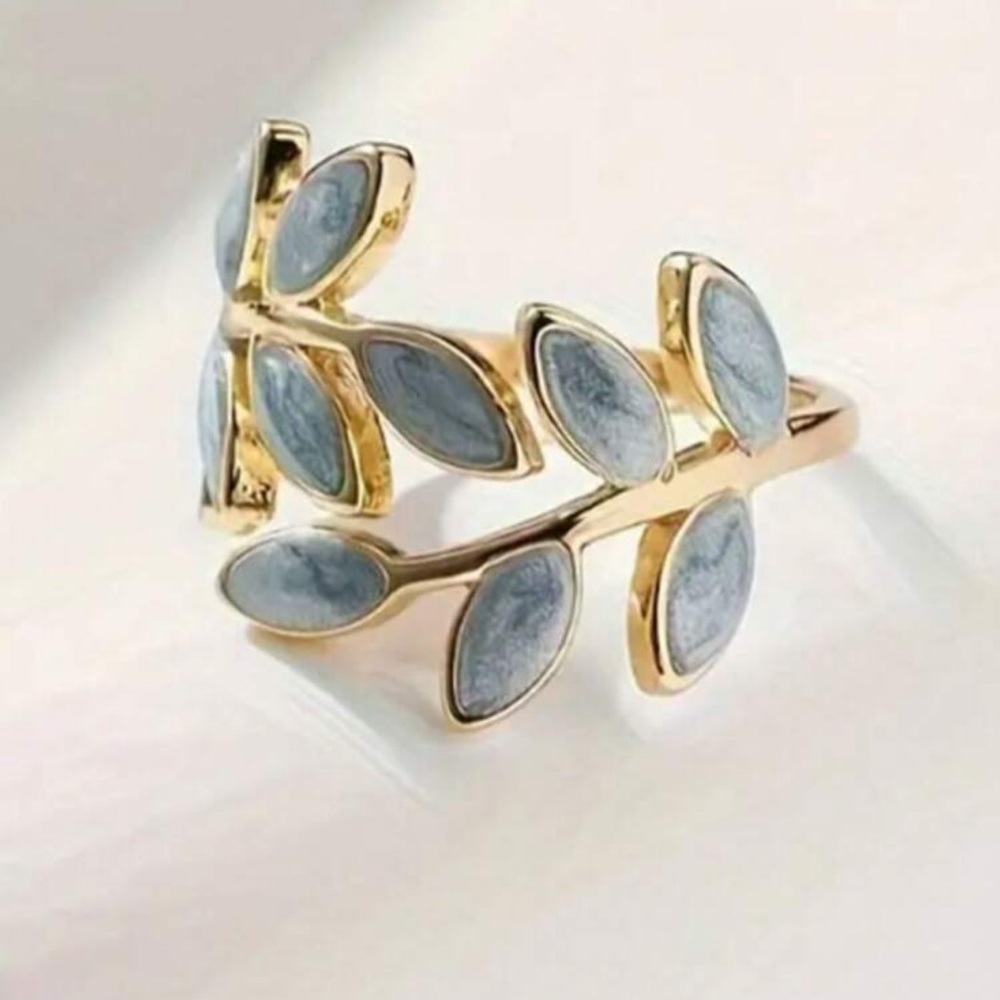 Elegant Leaf Ring